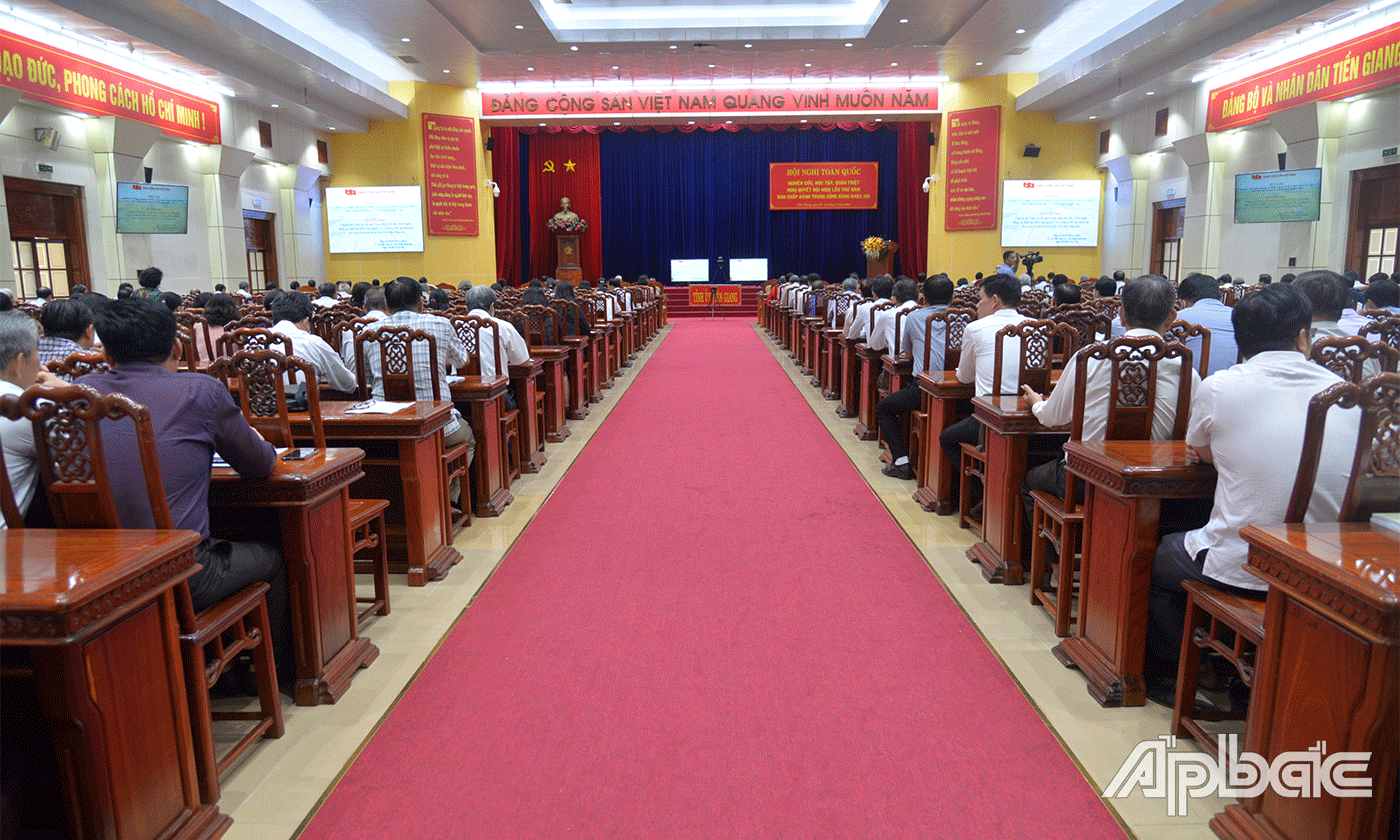 Tại điểm cầu Tiền Giang.