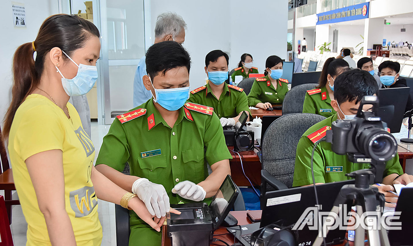 Cảnh sát QLHC về TTXH quyết liệt thực hiện Đề án 06 về sản xuất, cấp và quản lý căn cước công dân (Thực hiện thủ tục cấp căn cước công dân).