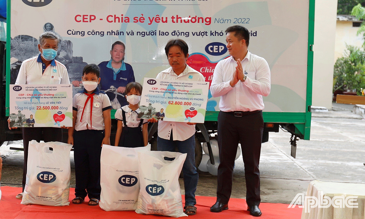 2 khách hàng khó khăn nhận trợ cấp đặc biệt từ Tổ chức tài chính vi mô CEP