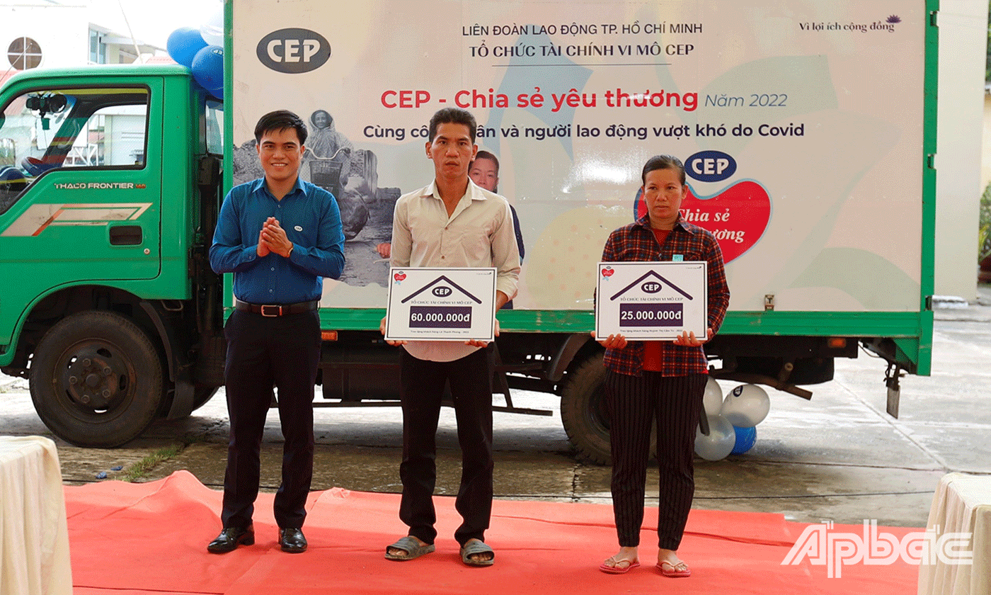 2 khách hàng nhận kinh phí hỗ trợ sửa chữa nhà ở từ Tổ chức tài chính vi mô CEP