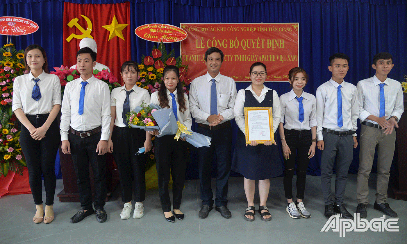 Đồng chí Trần Minh Diễn, Bí thư Đảng ủy các khu công nghiệp trao quyết định thành lập chi bộ công ty
