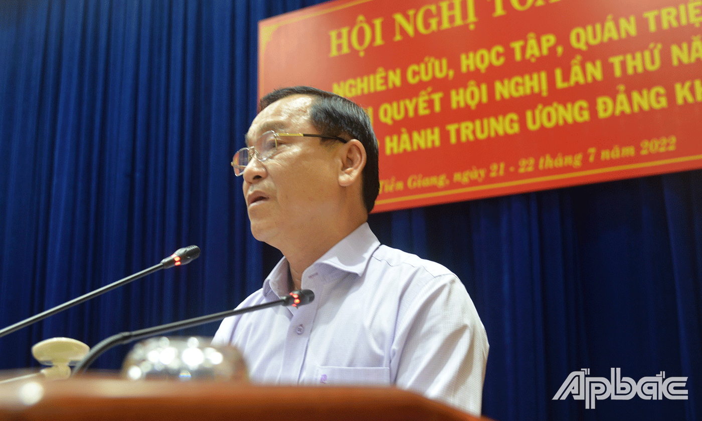 Đồng chí Nguyễn Văn Vĩnh, Phó Bí thư Tỉnh ủy, Chủ tịch UBND tỉnh thông qua dự thảo chương trình thực hiện Nghị quyết 18 và 19.