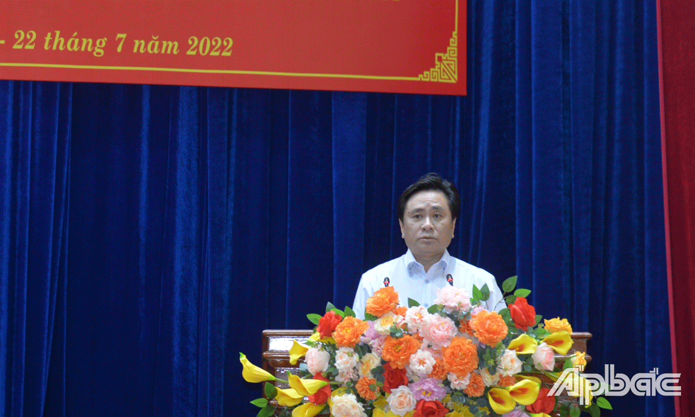 Đồng chí Trần Văn Dũng, Ủy viên Ban Thường vụ Tỉnh ủy, Phó Chủ tịch UBND tỉnh thông qua dự thảo chương trình thực hiện Nghị quyết 20.