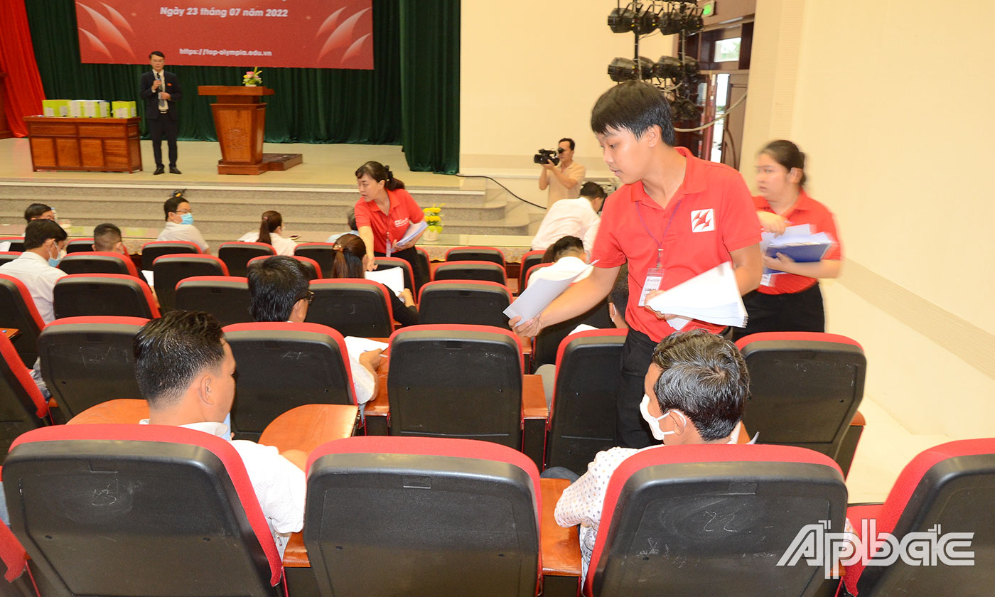 Hội đồng thi tiến hành phát đề thi.