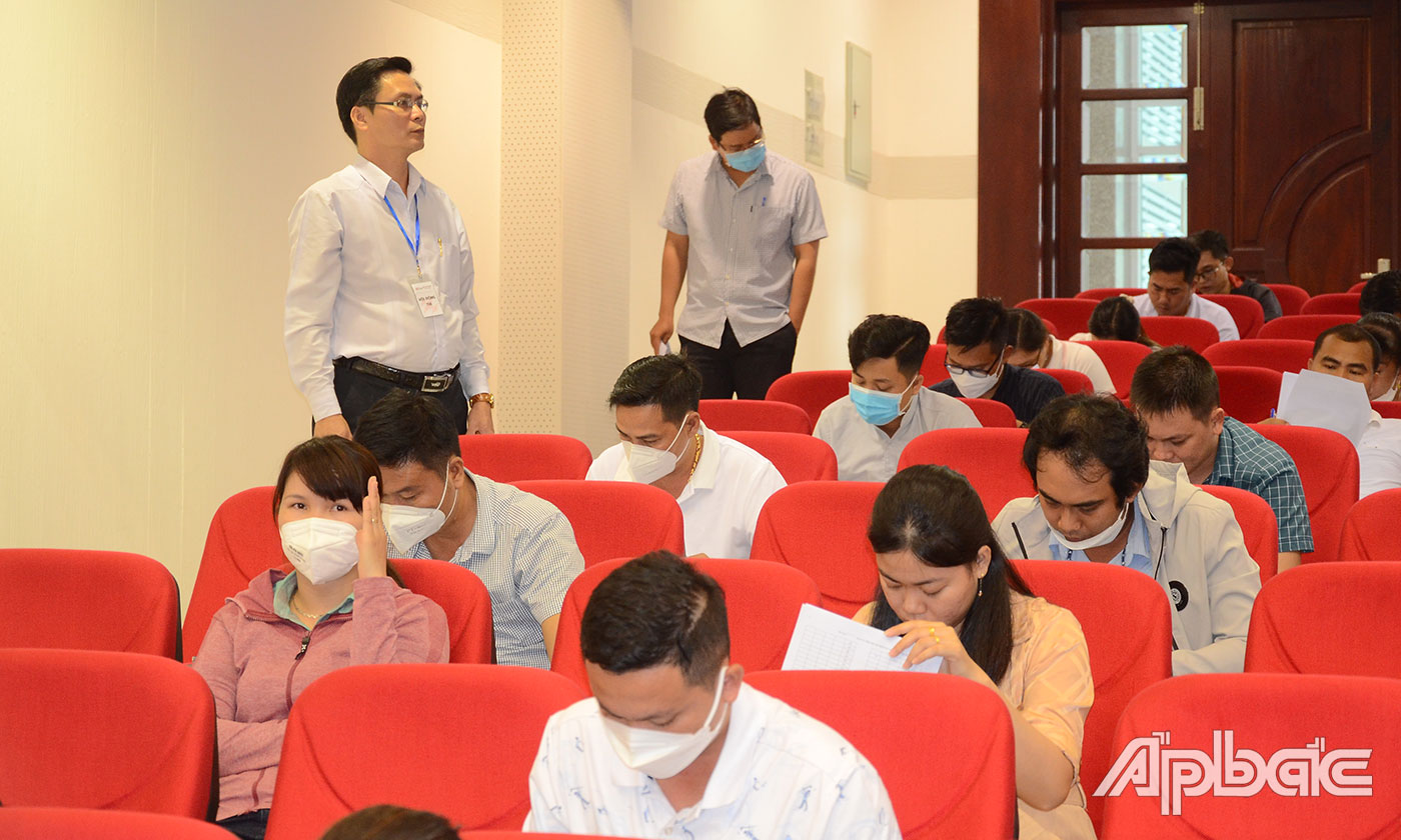 Đồng chí Hà Thiện Ý giám sát việc thi sát hạch.
