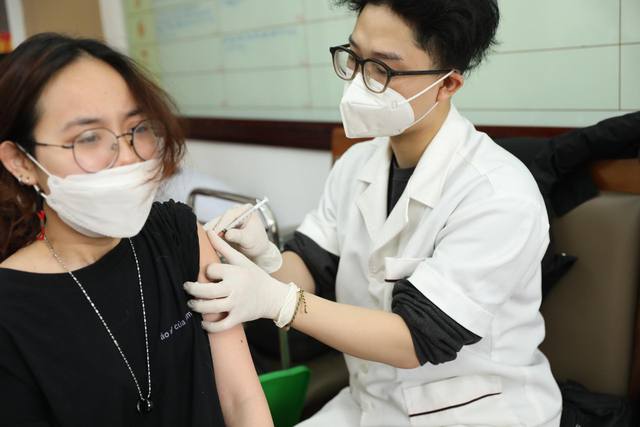 Người từ 18 tuổi trở lên tiêm mũi 3 ngay sau tiêm mũi 2 thời gian 3 tháng, tiêm mũi 4 ngay sau tiêm mũi 3 thời gian 4 tháng - Ảnh: VGP/Hiền Minh