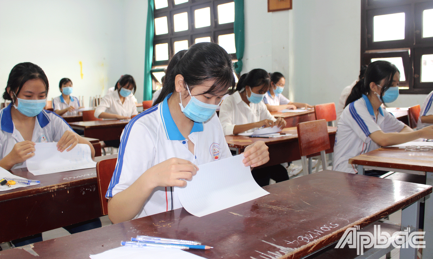  Điểm thi tốt nghiệp THPT năm 2022 của tỉnh Tiền Giang khả quan. Ảnh chụp tại điểm thi Trường THPT Vĩnh Bình, huyện Gò Công Tây. 