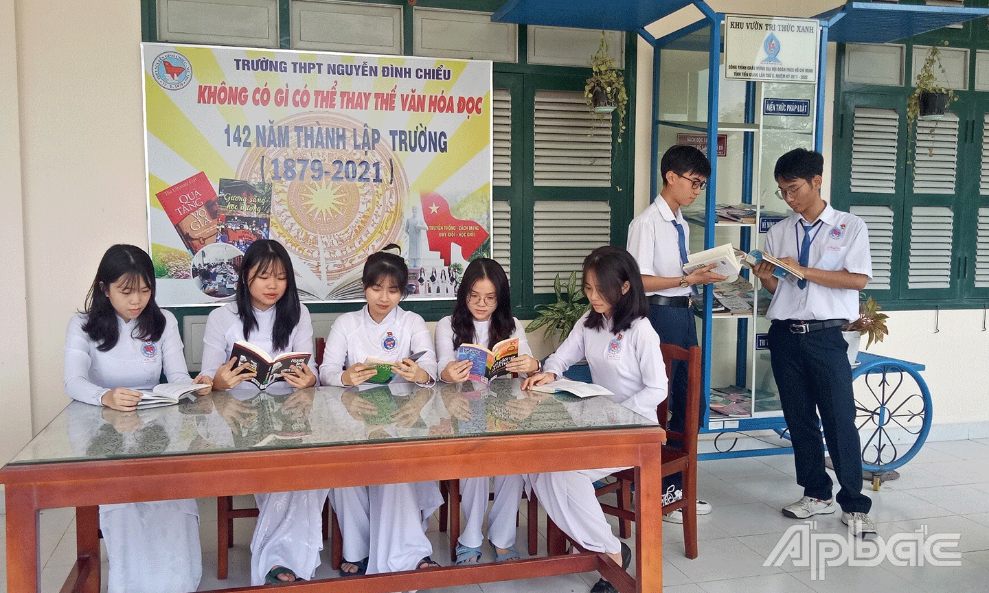 Có nhiều phương pháp giúp học sinh yêu thích môn Lịch sử, trong đó có tăng cường đọc sách, báo, tư liệu. Ảnh chụp học sinh Trường THPT Nguyễn Đình Chiểu, TP. Mỹ Tho trong giờ đọc sách.    Ảnh: PV 