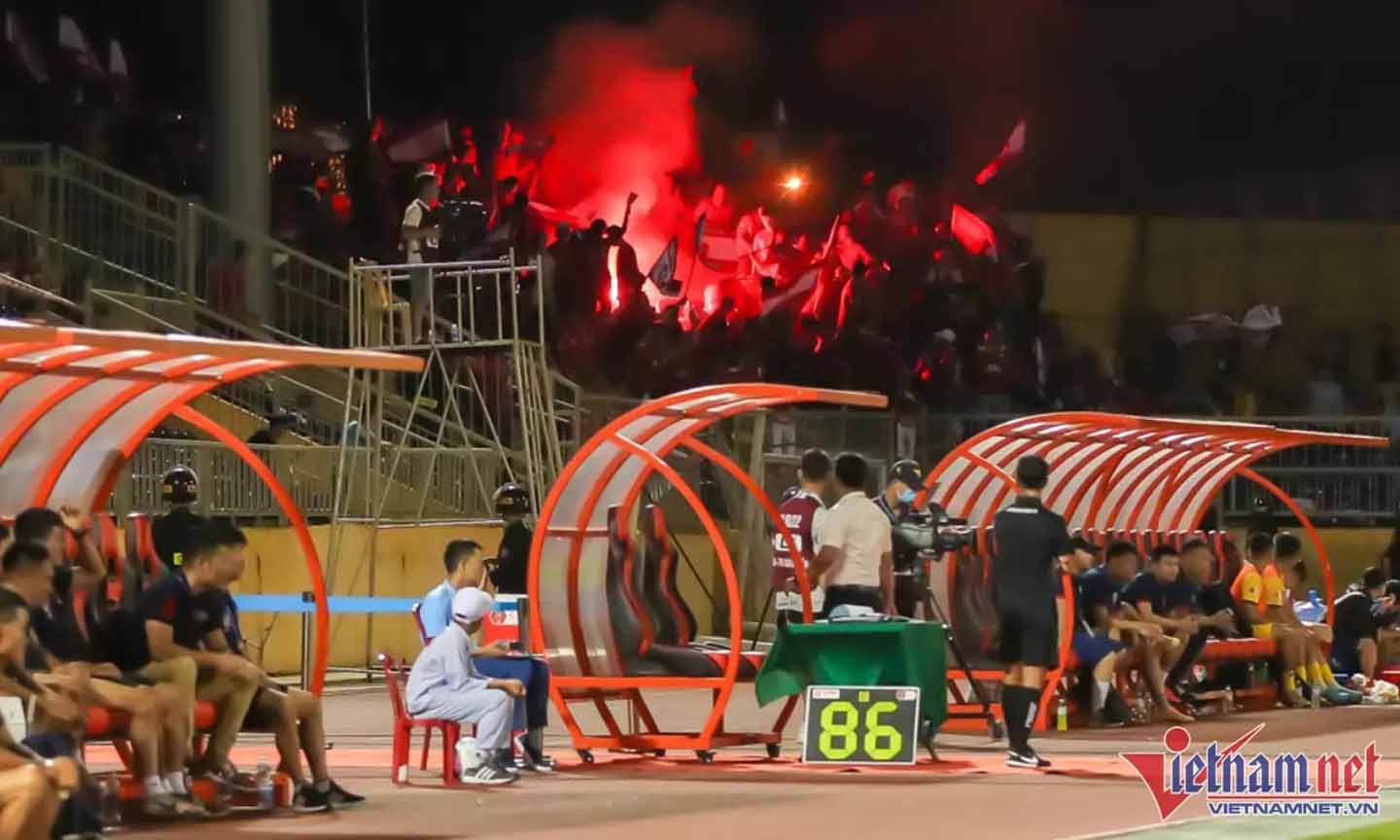 Pháo sáng bị cấm ở các giải đấu bóng đá chính thức nhưng liên tục xuất hiện ở V-League 2022 trong những trận đấu gần đây. Ảnh: Vietnamnet.vn