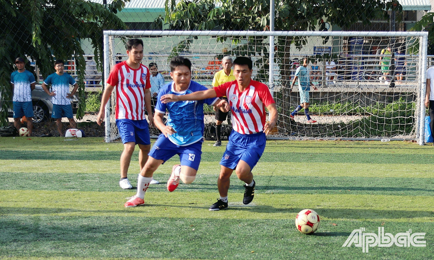 Các vận động viên tham gia tranh tài rất sôi nổi