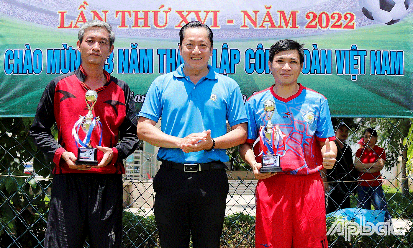 Đồng chí Lưu Nhơn Đức - Chủ tịch Công đoàn Giáo dục tỉnh Tiền Giang trao thưởng cho tập thể và cá nhân xuất sắc 