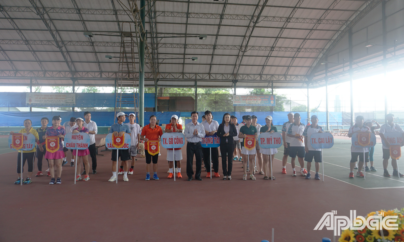 Phó Giám đốc Sở Văn hóa, Thể thao và Du lịch tỉnh Tiền Giang Nguyễn Thị Kim Chi trao cờ lưu niệm cho các đơn vị tham gia
