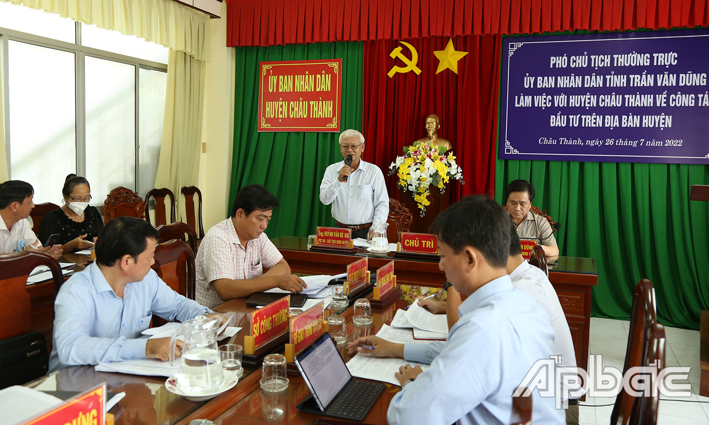 Đồng chí Huỳnh Văn Bé Hai báo tình hình đầu tư trên địa bàn huyện.