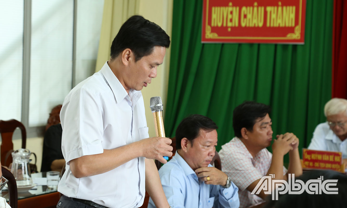 Lãnh đạo Sở Xây dựng đóng góp ý kiến.