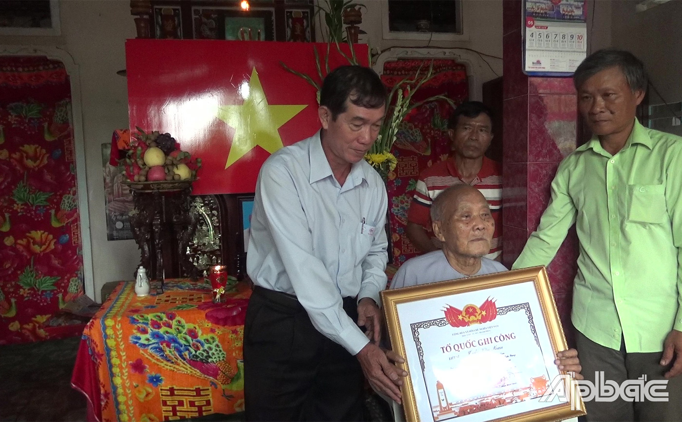 Lãnh đạo UBND huyện Gò Công Tây Bằng “ Tổ quốc ghi công” cho liệt sĩ Trần Văn Xoan, 