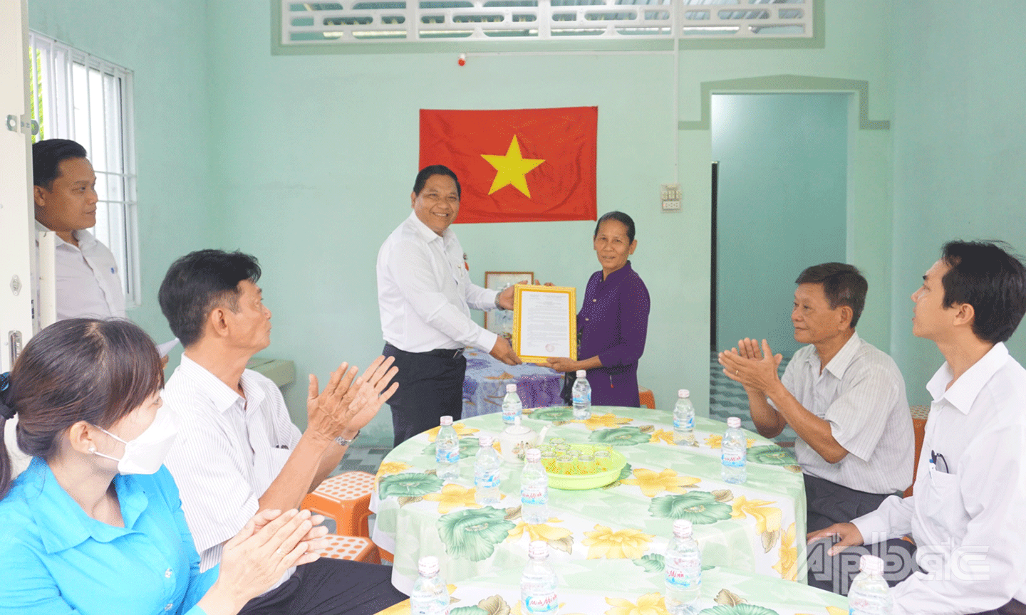 Đồng chí Lý Văn Cẩm trao Quyết định trao tặng nhà tình nghĩa cho bà Võ Thị Hạnh, là con liệt sĩ, ngụ ấp 2, xã Tân Thanh, huyện Cái Bè.                                                                                                             Ảnh: NGỌC AN