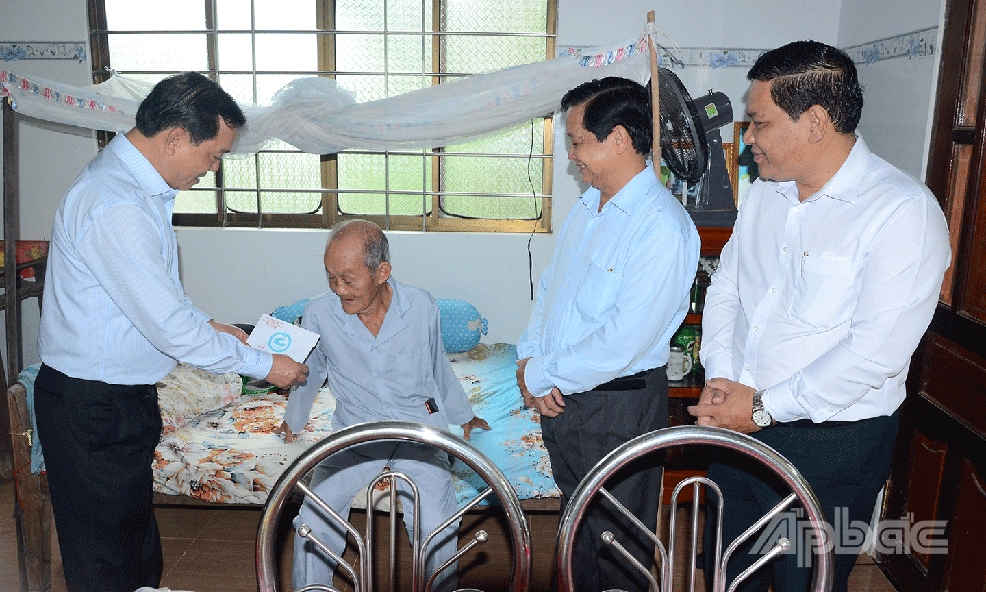Chủ tịch UBND tỉnh Tiền Giang Nguyễn Văn Vĩnh thăm và tặng quà ông Huỳnh Văn Thông bị địch bắt tù đày, ngụ xã Thạnh Phú, huyện Châu Thành.                                                                        Ảnh: MINH THÀNH