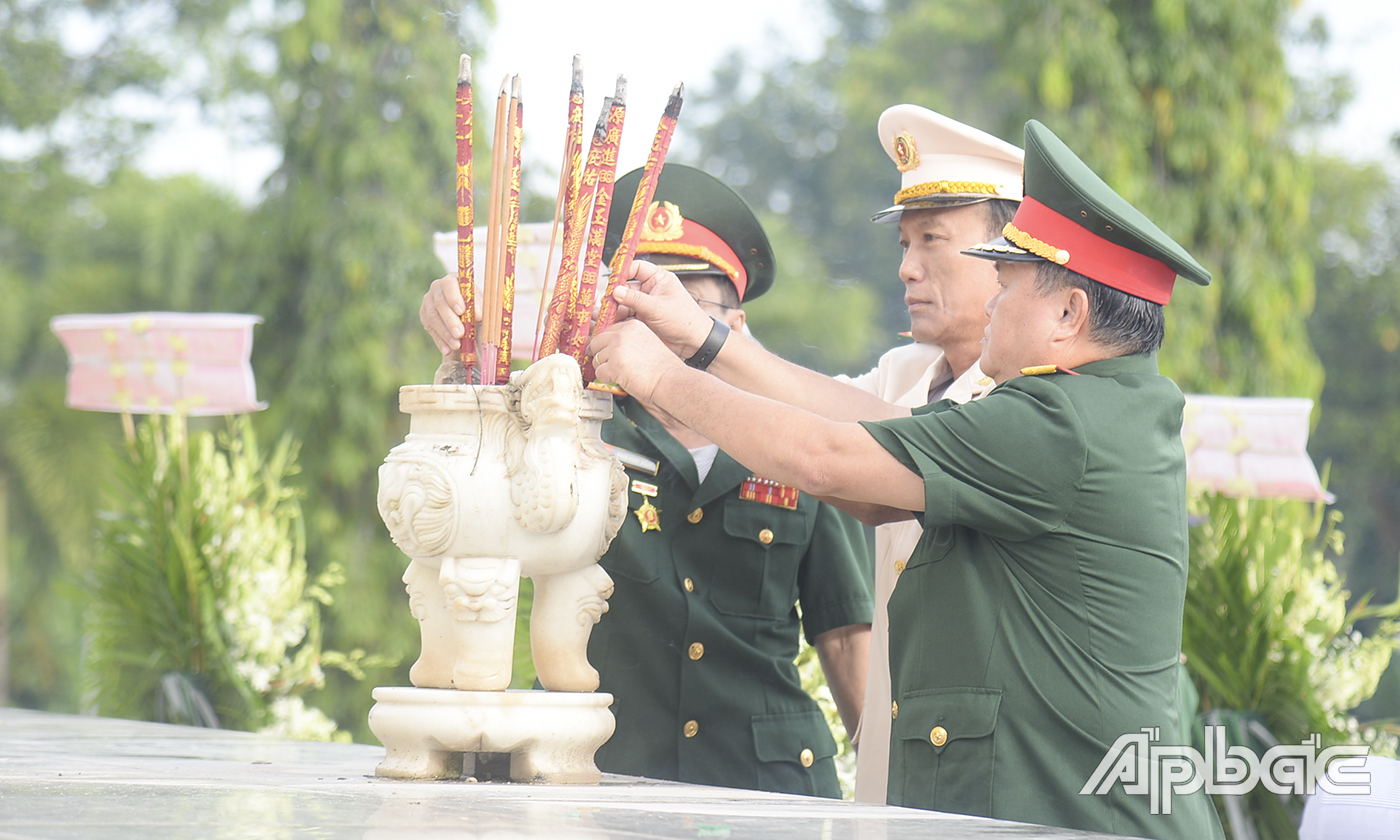 Đoàn Lực lượng vũ trang tỉnh và Hội Cựu chiến binh tỉnh viếng Nghĩa trang Liệt sĩ tỉnh.