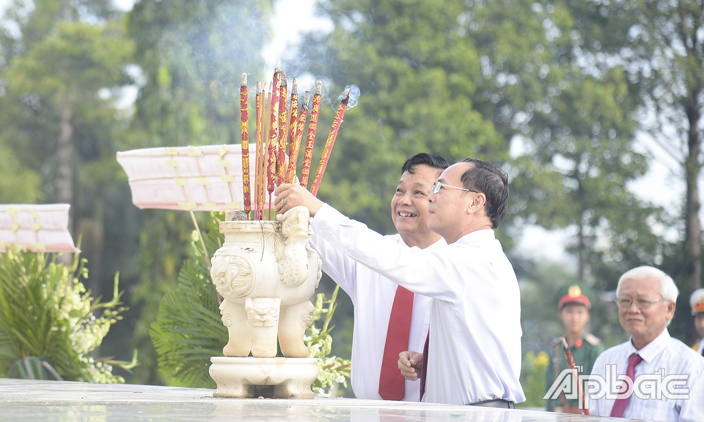 Lãnh đạo TP. Mỹ Tho và huyện Châu Thành thắp hương đài tưởng niệm Nghĩa trang Liệt sĩ tỉnh.