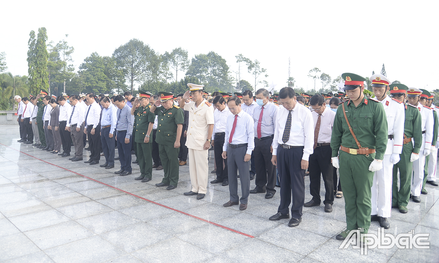 Đoàn dành 1 phút mặc niệm tưởng nhớ công ơn các Anh hùng Liệt sĩ.