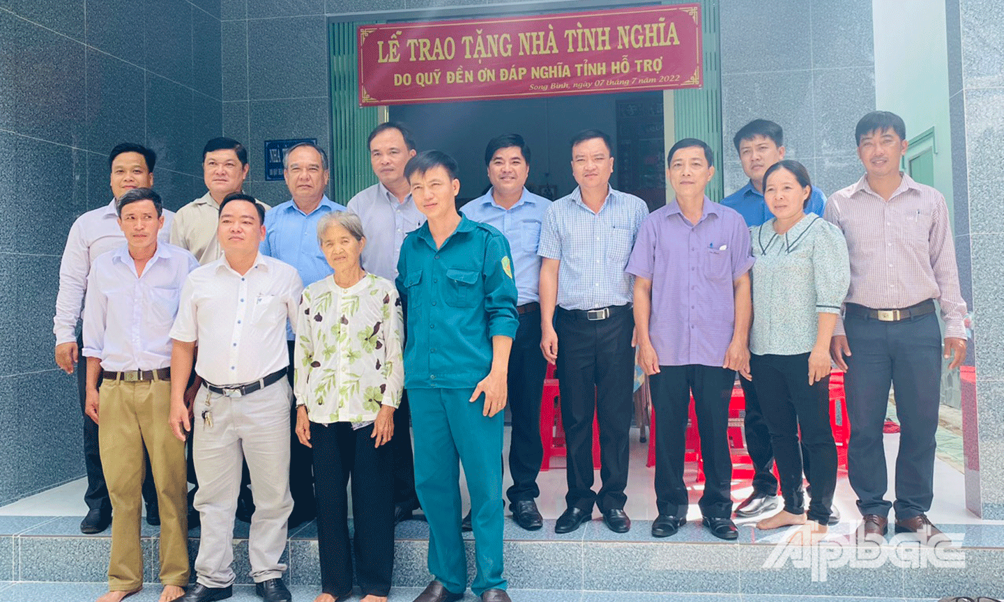 Trao nhà tình nghĩa cho bà Trương Thị Sáu (con liệt sĩ, ngụ xã Song Bình, huyện Chợ Gạo).