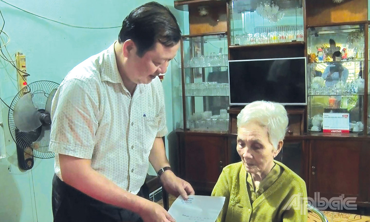 Tỉnh ủy viên, Bí thư Thị ủy Cai Lậy Phan Phùng Phú thăm và tặng quà cho gia đình  chính sách tại xã Tân Bình.	                                                                                               Ảnh: HUY THÁI