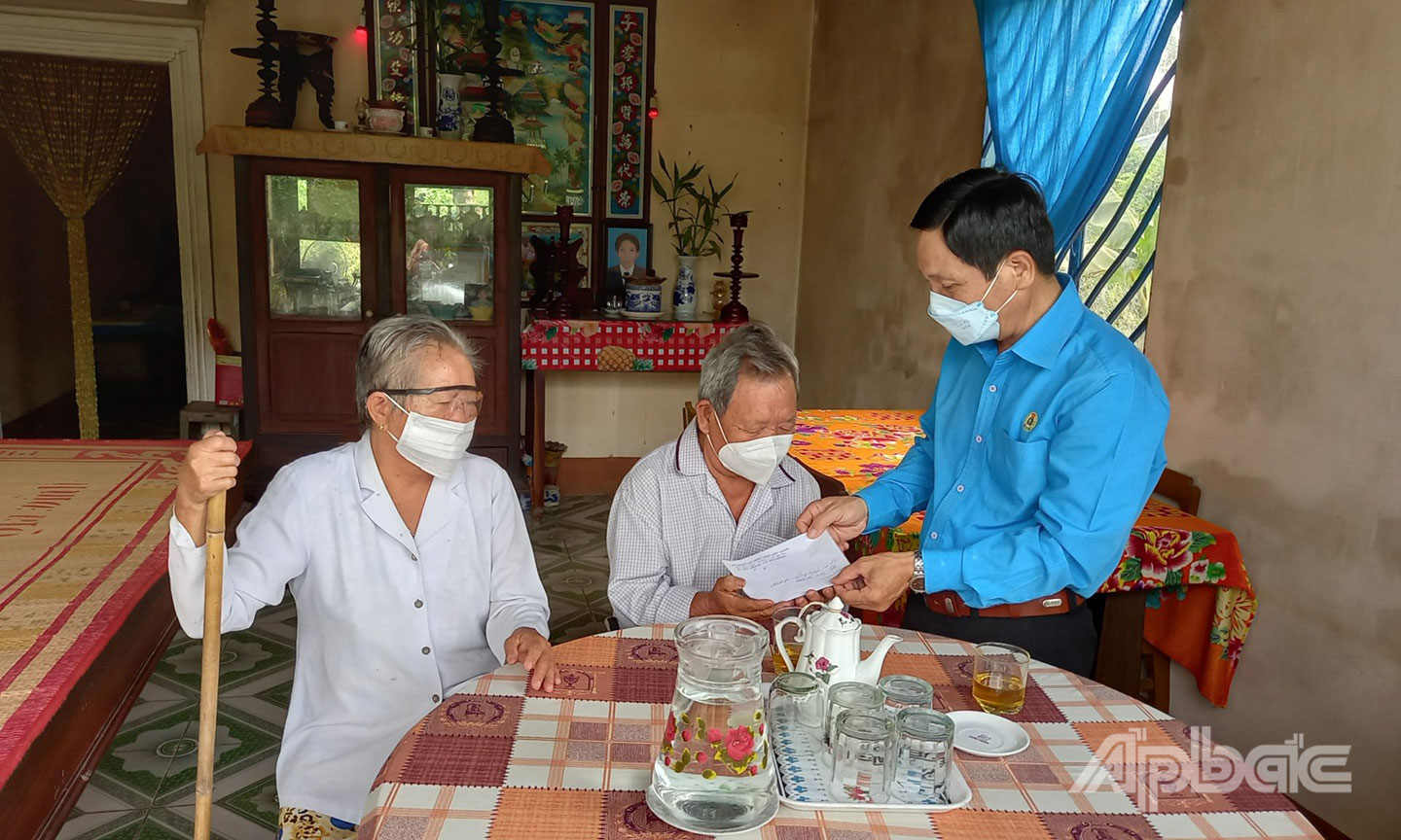 Chủ tịch LĐLĐ tỉnh Lê Minh Hùng thăm hỏi và tặng quà CĐ viên bị tai nạn  lao động nhân Tháng Công nhân năm 2022.