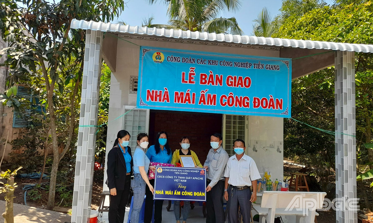 CĐ các Khu công nghiệp tỉnh bàn giao “Mái ấm CĐ” cho CĐ viên khó khăn về nhà ở.