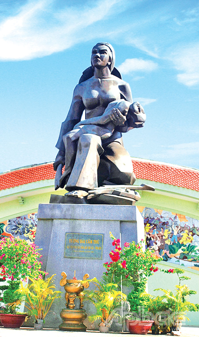 Tượng đài Căm thù tại  Chợ Giữa - nơi giặc Pháp  đã bỏ bom thảm sát  đồng bào ta năm 1940.