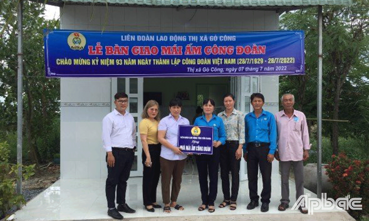 LĐLĐ thị xã Gò Công, đơn vị đã tổ chức lễ bàn giao 2 nhà “Mái ấm CĐ” cho đoàn viên