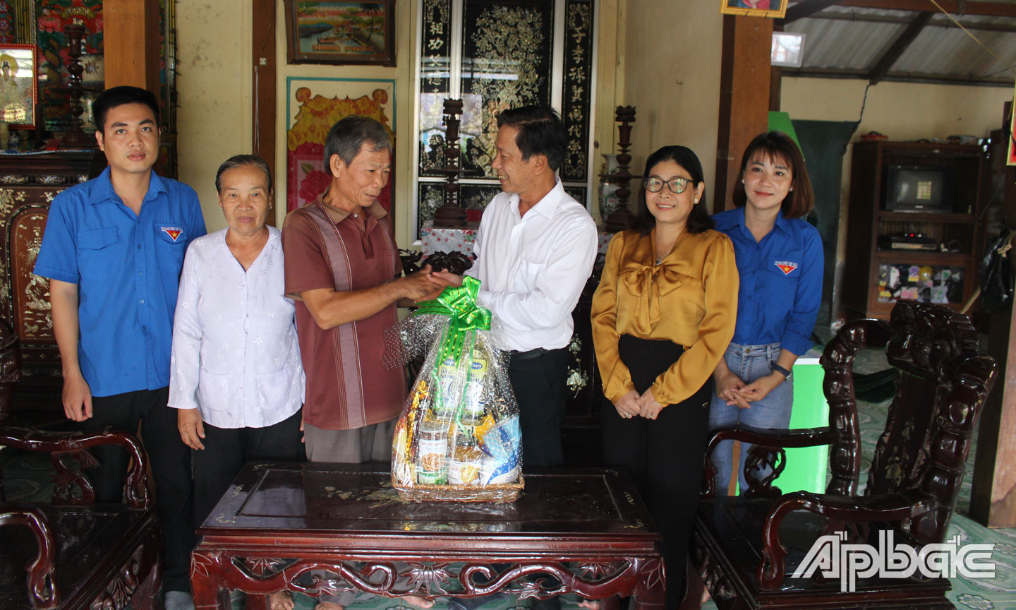Đại diện Ban Biên tập Báo Ấp Bắc trao quà cho gia đình Bà mẹ Việt Nam Anh hùng Nguyễn Thị Tư (xã An Thạnh Thủy, huyện Chợ Gạo).