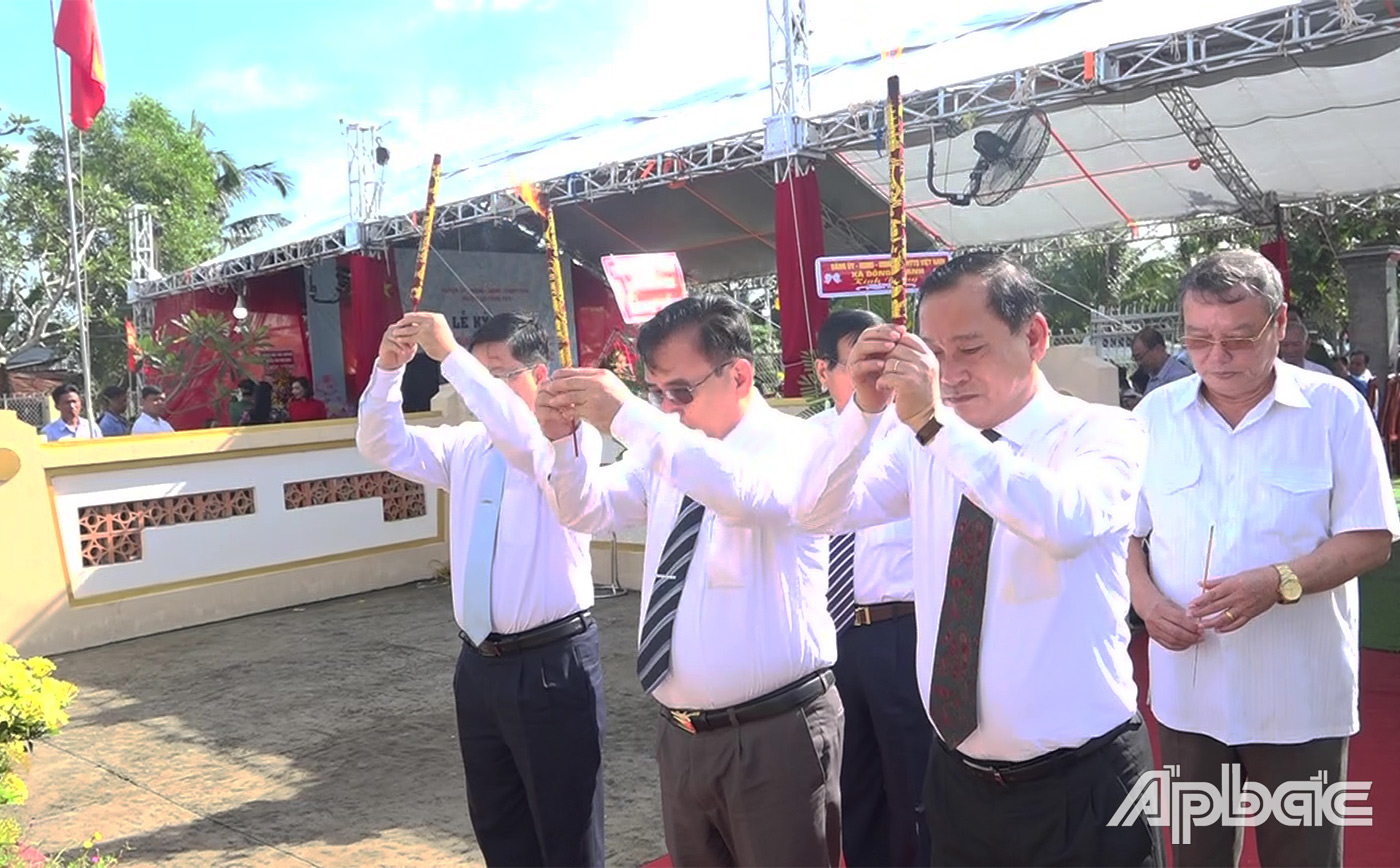 Các đồng chí lãnh đạo Tỉnh ủy - HĐND - UBND tỉnh Tiền Giang thắp hương