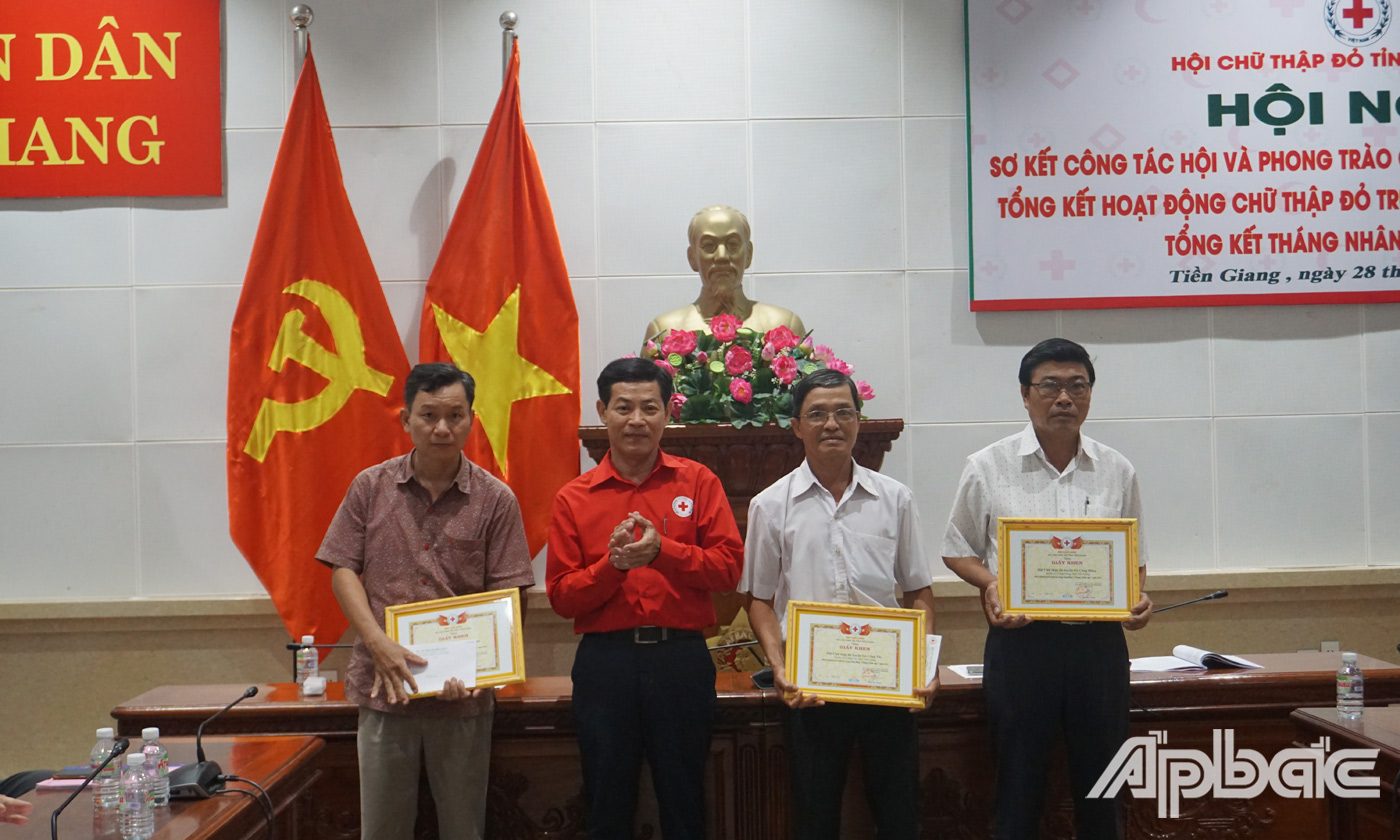 Đồng chí Phan Đức Thanh, Chủ tịch Hội CTĐ tỉnh trao Giấy khen cho các tập thể đã có thành tích xuất sắc trong công tác Hội và phong trào CTĐ trường học năm học 2021 – 2022 và phong trào “Tháng Nhân đạo” 2022.