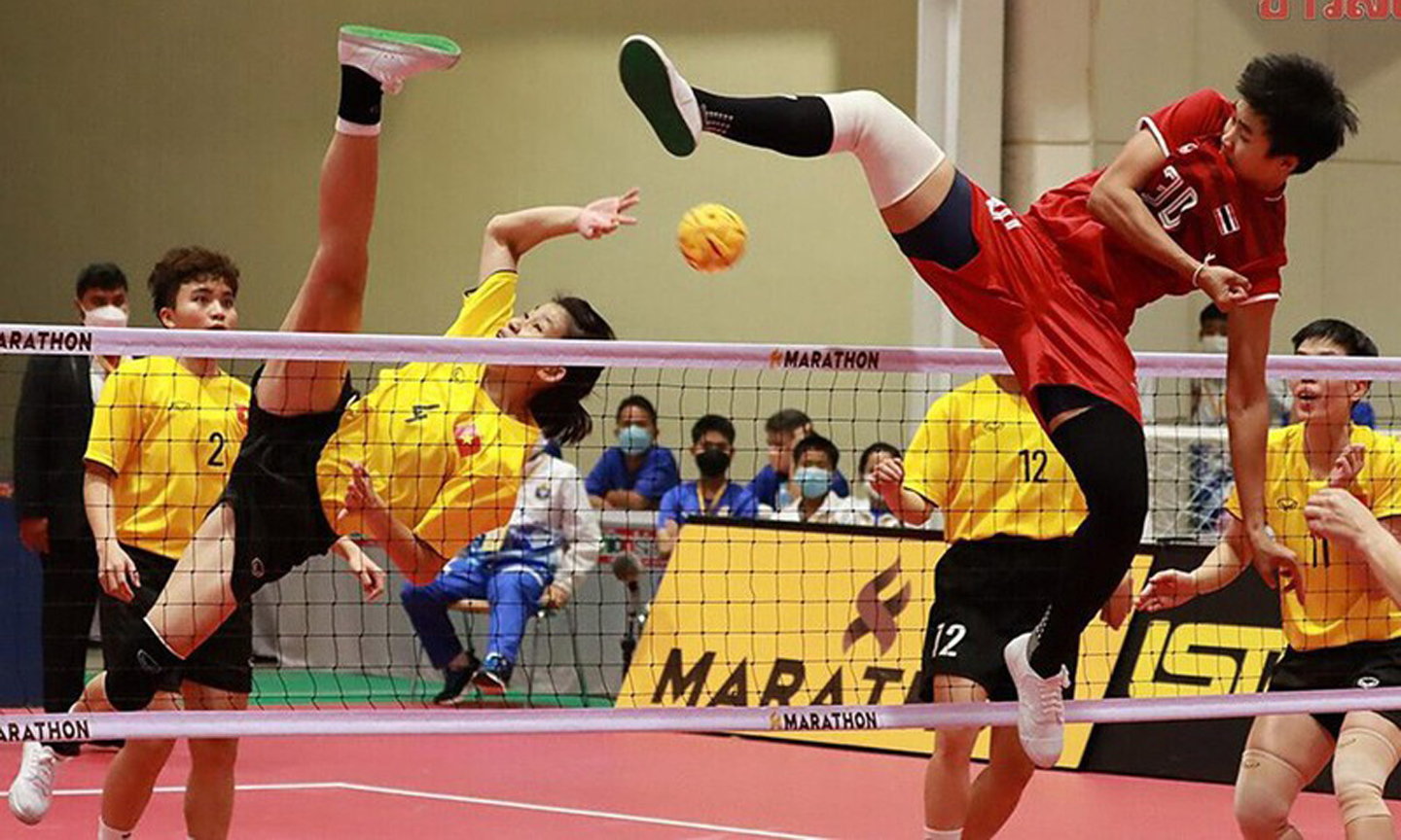 Việt Nam (áo vàng) trong trận thắng Thái Lan 2-0 ở chung kết cầu mây thế giới 2022 tối 27/7 tại Bangkok. (Ảnh: Khaosod)