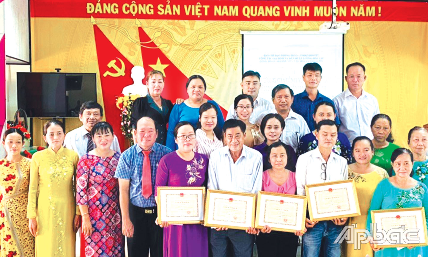 Huyện Chợ Gạo tổ chức Họp mặt Ngày Gia đình Việt Nam (28-6) và tuyên dương các gia đình văn hóa tiêu biểu.
