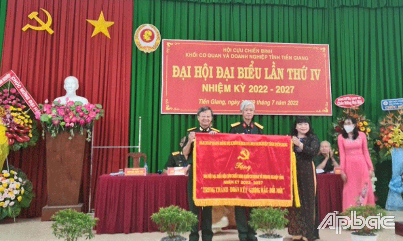 BCH Đảng bộ khối đã trao tặng Hội CCB khối Bức trướng với dòng chữ “Trung thành – Đoàn kết – Gương mẫu – Đổi mới”.