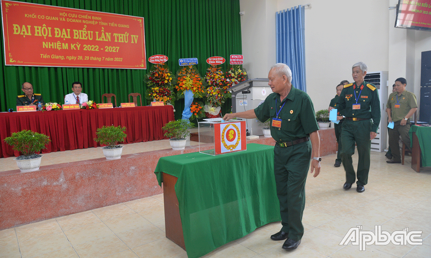 Đại biểu tiến hành bầu BCH Hội  CCB khối nhiệm kỳ mới và đoàn đại biểu đi dự Đại hội CCB tỉnh.