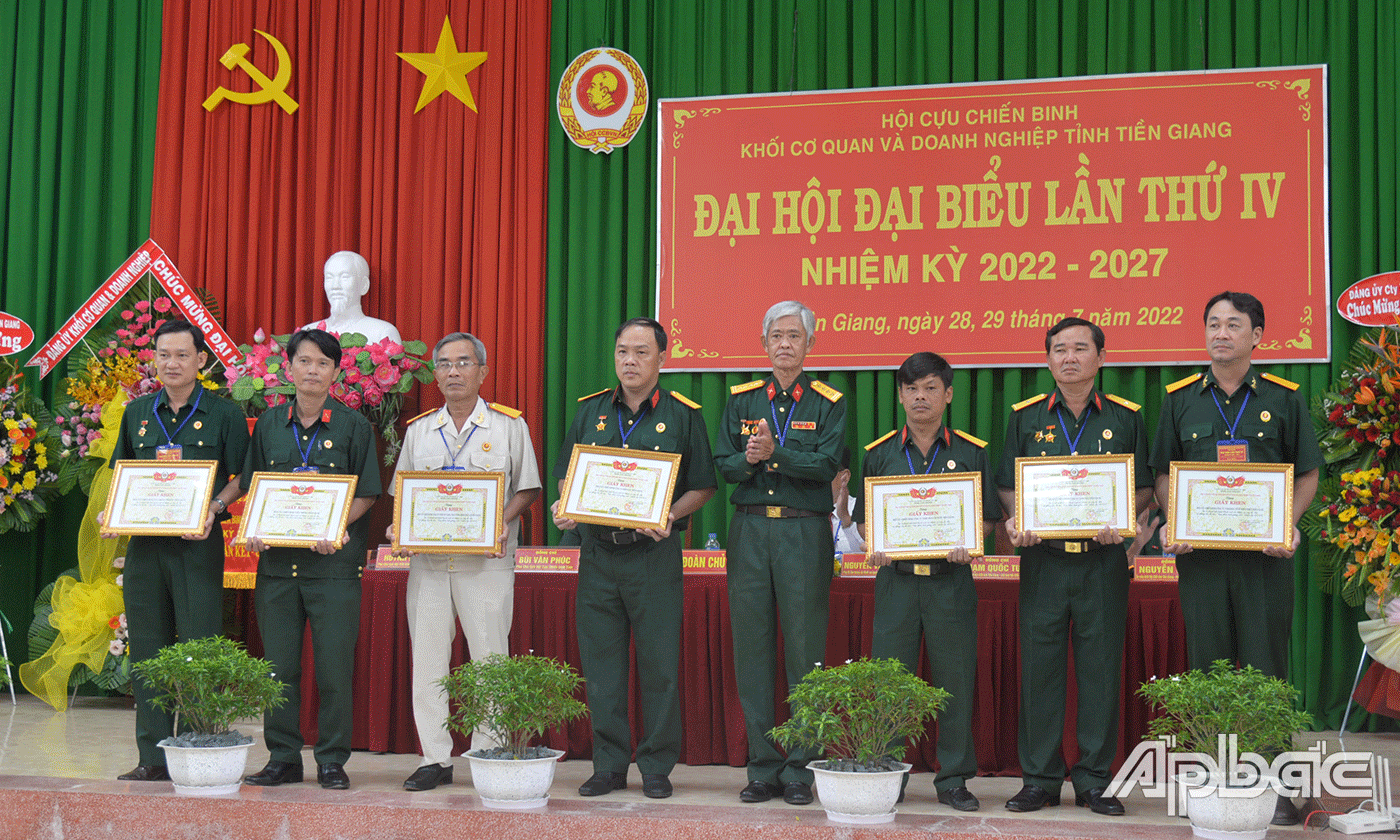 Khen thưởng tập thể, cá nhân có thành tích trong nhiệm kỳ qua.