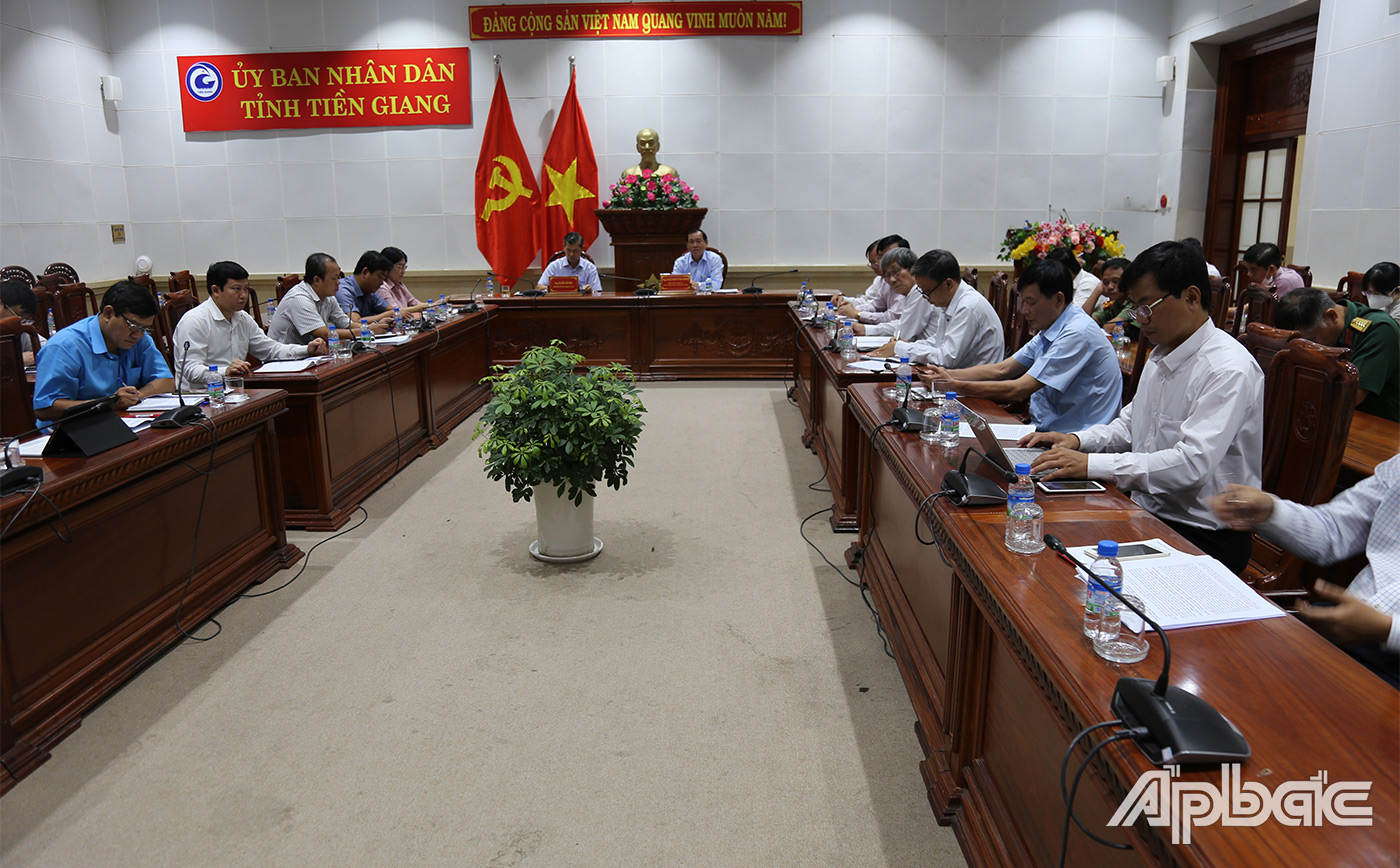Lãnh đạo UBND tỉnh cùng lãnh đạo các sở, ngành tỉnh