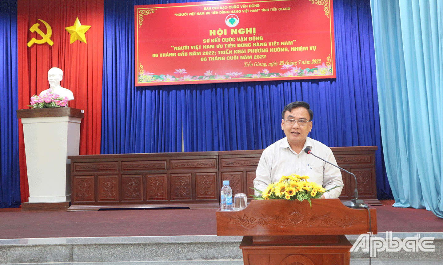 Đồng chí Võ Văn Bình, Phó Bí thư Thường trực Tỉnh ủy, Chủ tịch HĐND tỉnh, Trưởng Ban Chỉ đạo Cuộc vận động tỉnh Tiền Giang phát biểu tại hội nghị.