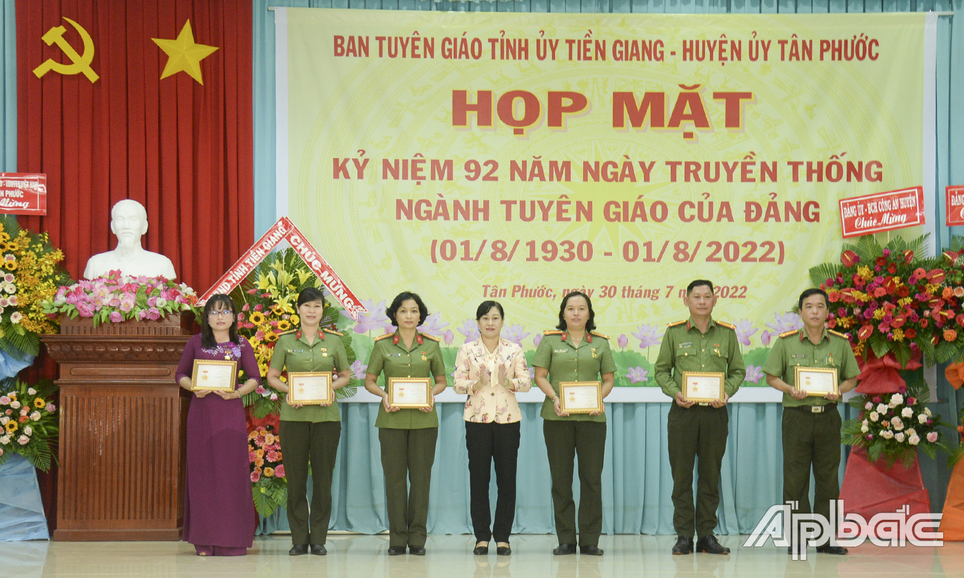 Đồng chí Châu Thị Mỹ Phương trao Kỷ niệm chương “Vì sự nghiệp Tuyên giáo” cho các cá nhân có thành tích.