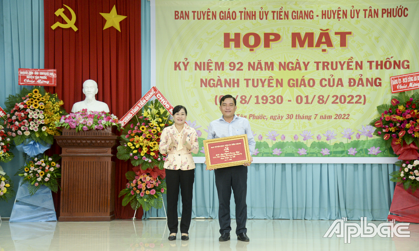 Đồng chí Châu Thị Mỹ Phương tặng khánh lưu niệm cho đồng chí Ngô Huỳnh Quang Thái, Tỉnh Ủy viên, Phó Trưởng Ban Tuyên giáo Tỉnh ủy nhận nhiệm vụ Bí thư huyện ủy Gò Công Đông từ ngày 27-7-2022