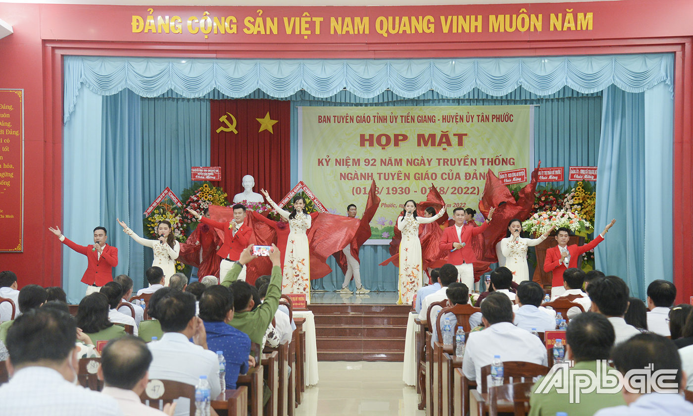 Các tiết mục văn nghệ  tại buổi họp mặt.