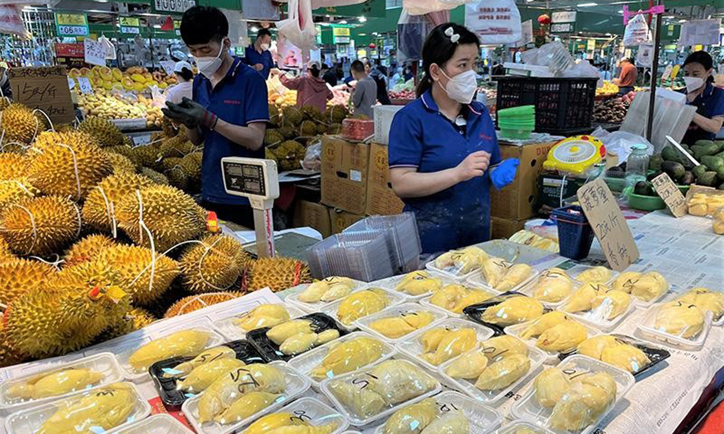Sầu riêng được bày bán tại một siêu thị ở Bắc Kinh, Trung Quốc. .