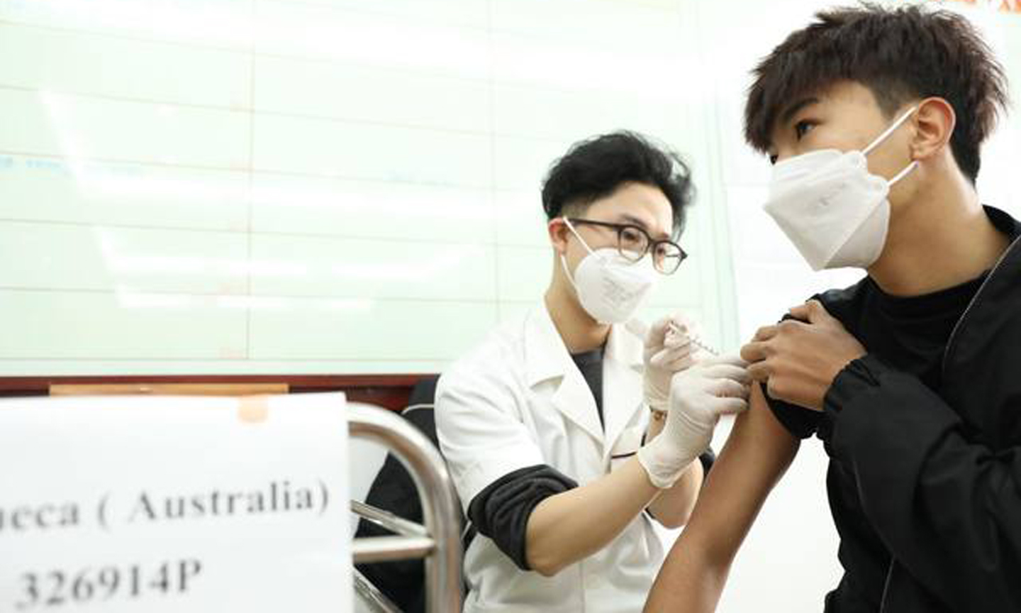 Chủ tịch UBND các tỉnh, thành phố phải trực tiếp chỉ đạo và chịu trách nhiệm trước Chính phủ, Thủ tướng Chính phủ về kết quả tiêm vaccine trên địa bàn, đồng thời khẩn trương chỉ đạo phát động chiến dịch tiêm chủng - Ảnh: VGP/Hiền Minh