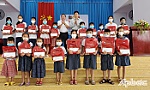 Trao học bổng cho học sinh có hoàn cảnh khó khăn