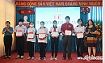 Trao học bổng Tấm Lòng Vàng cho 49 học sinh vượt khó học giỏi