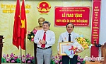 Huyện Chợ Gạo: Trao Huy hiệu 30 năm tuổi Đảng cho đồng chí Cao Tấn Hưởng