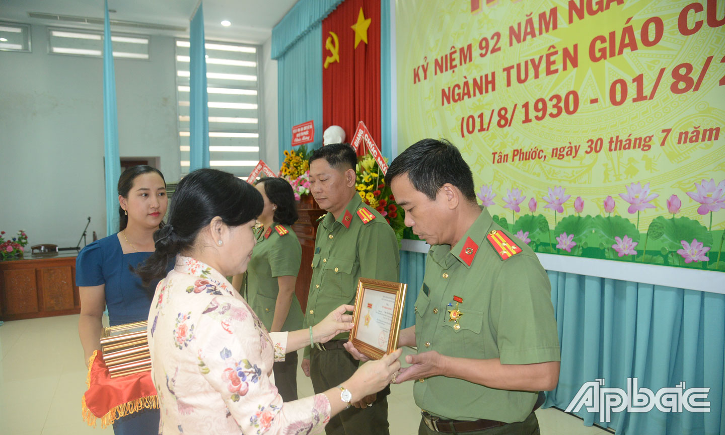 Đồng chí Châu Thị Mỹ Phương trao Kỷ niệm chương “Vì sự nghiệp Tuyên giáo” cho các cá nhân.
