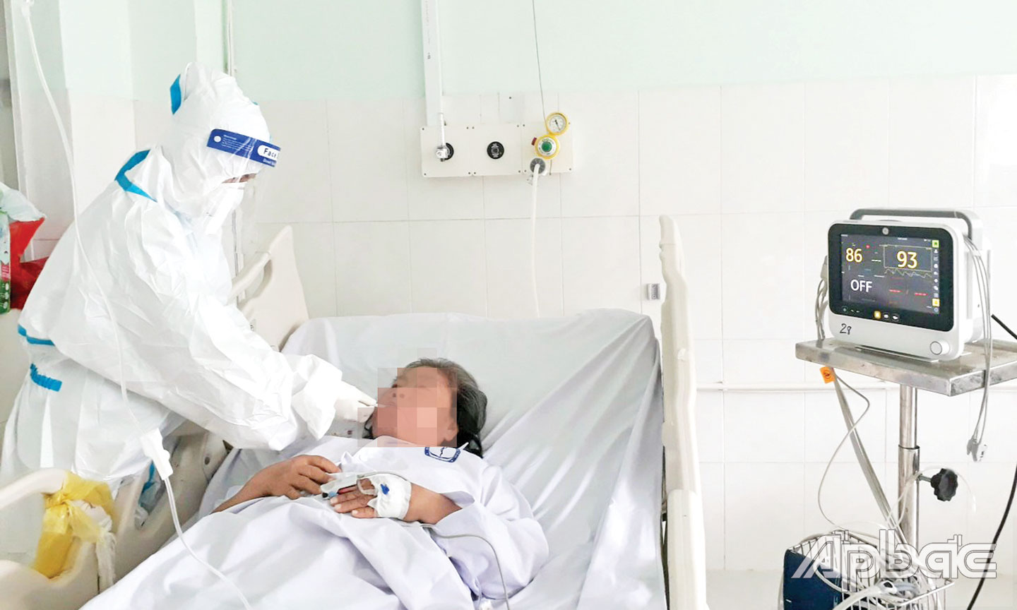BS Mai Nhiên chăm sóc bệnh nhân Covid-19 tại Trung tâm Hồi sức Covid-19  của BVDC số 2. 